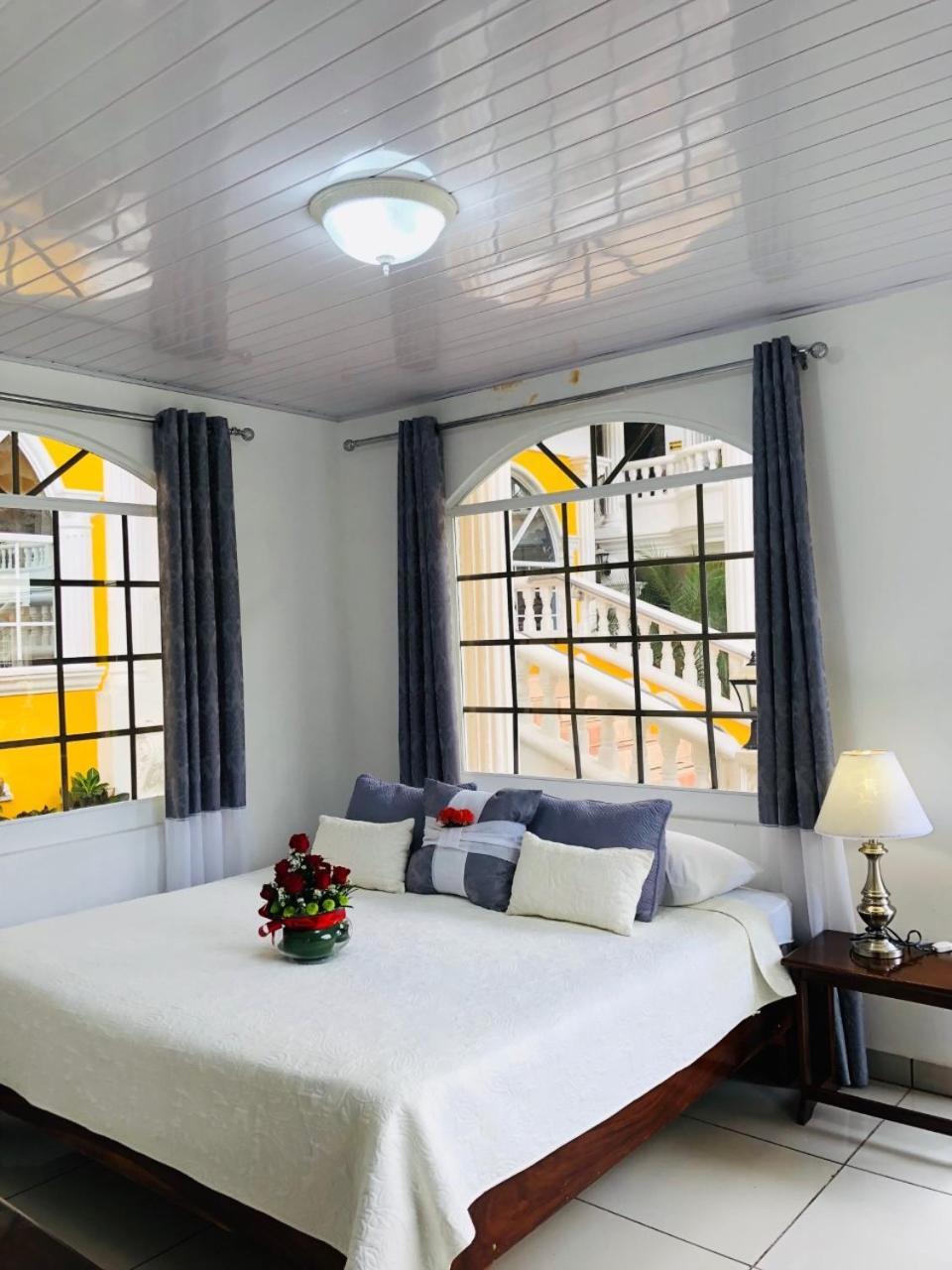 Hotel Andrea Neily Extérieur photo